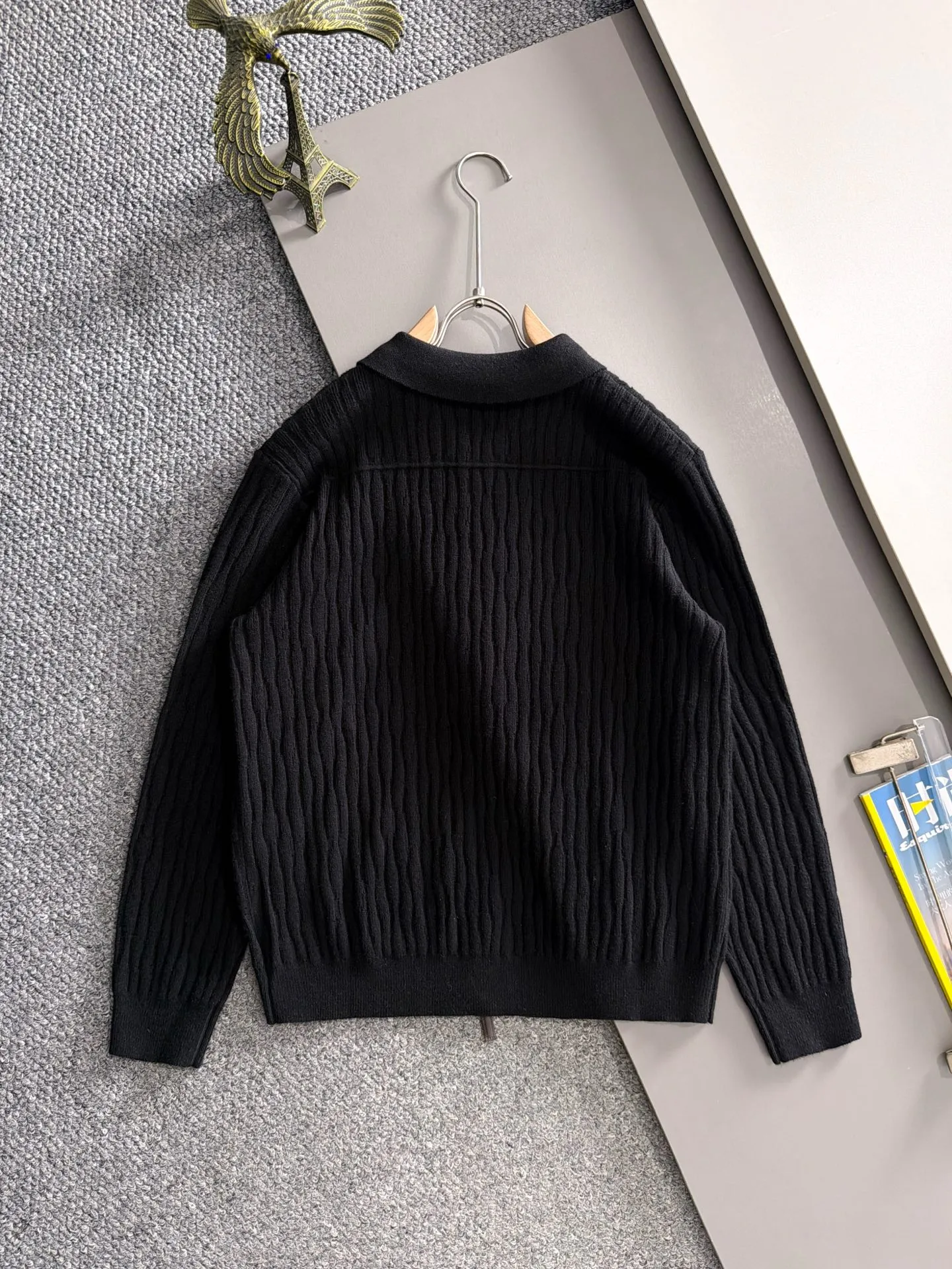 The latest knitted sweater jackets from Balenciaga’s official autumn/winter 2026 website are now on sale at the counter for Hot Sale! Specially made of wool blended fabric. It feels comfortable and can be directly in contact with the skin. The logo badge is exquisitely embroidered, which is extremely eye-catching! The details highlight the fashionable charm of big brands. Exquisite workmanship. Three-dimensional cutting style. The wearing effect is invincible and handsome! All three standards are complete! Sizes:M-3XL